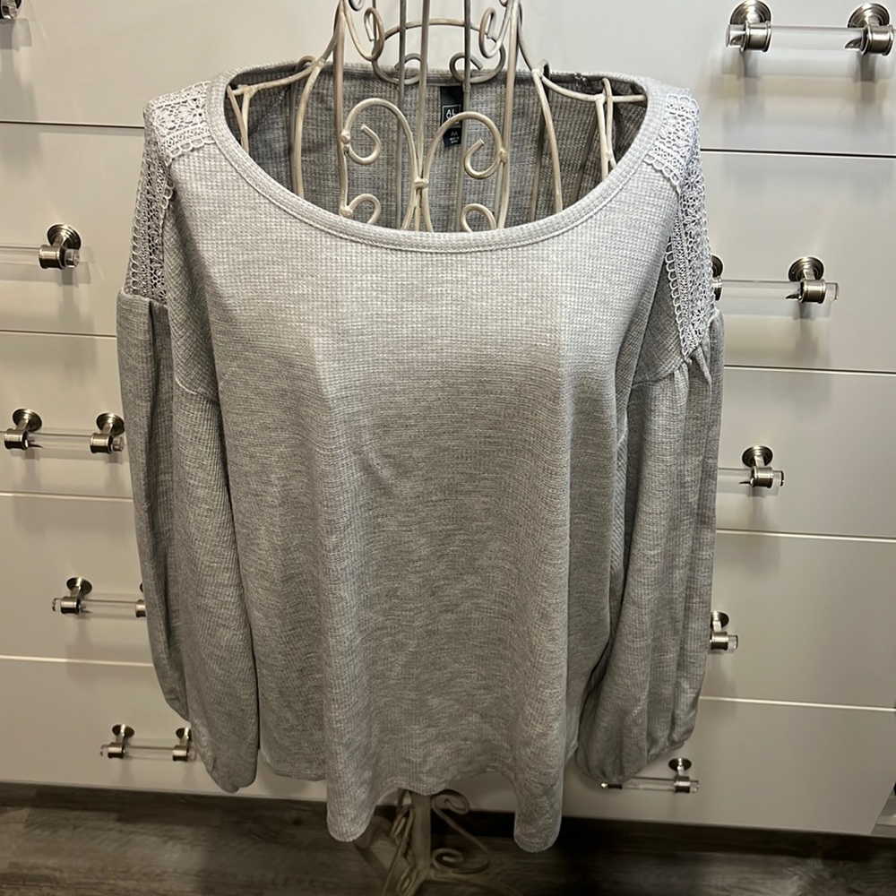 Alya (From Francesca’s) waffle knit top with lace detail, size M